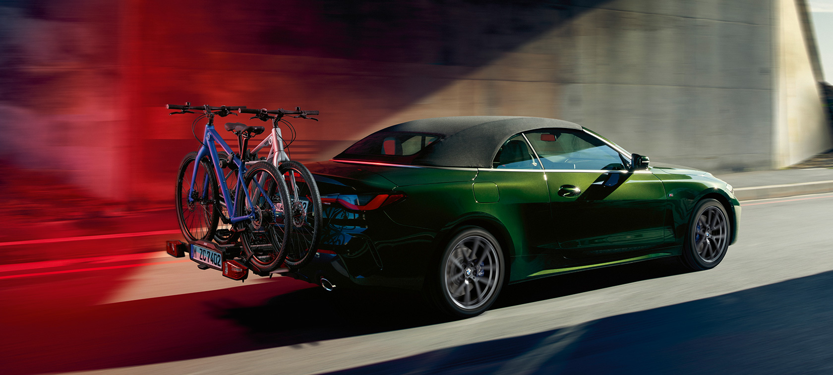 Kolmen neljäsosan näkymä perästä jossa BMW polkupyörätakateline Pro 2.0 BMW 4-sarjan Cabrio G23 2020 BMW 4-sarjan Cabrio G23 2020 metalliväri Sanremo Green kolmen neljäsosan näkymä perästä jossa BMW polkupyörätakateline Pro 2.0