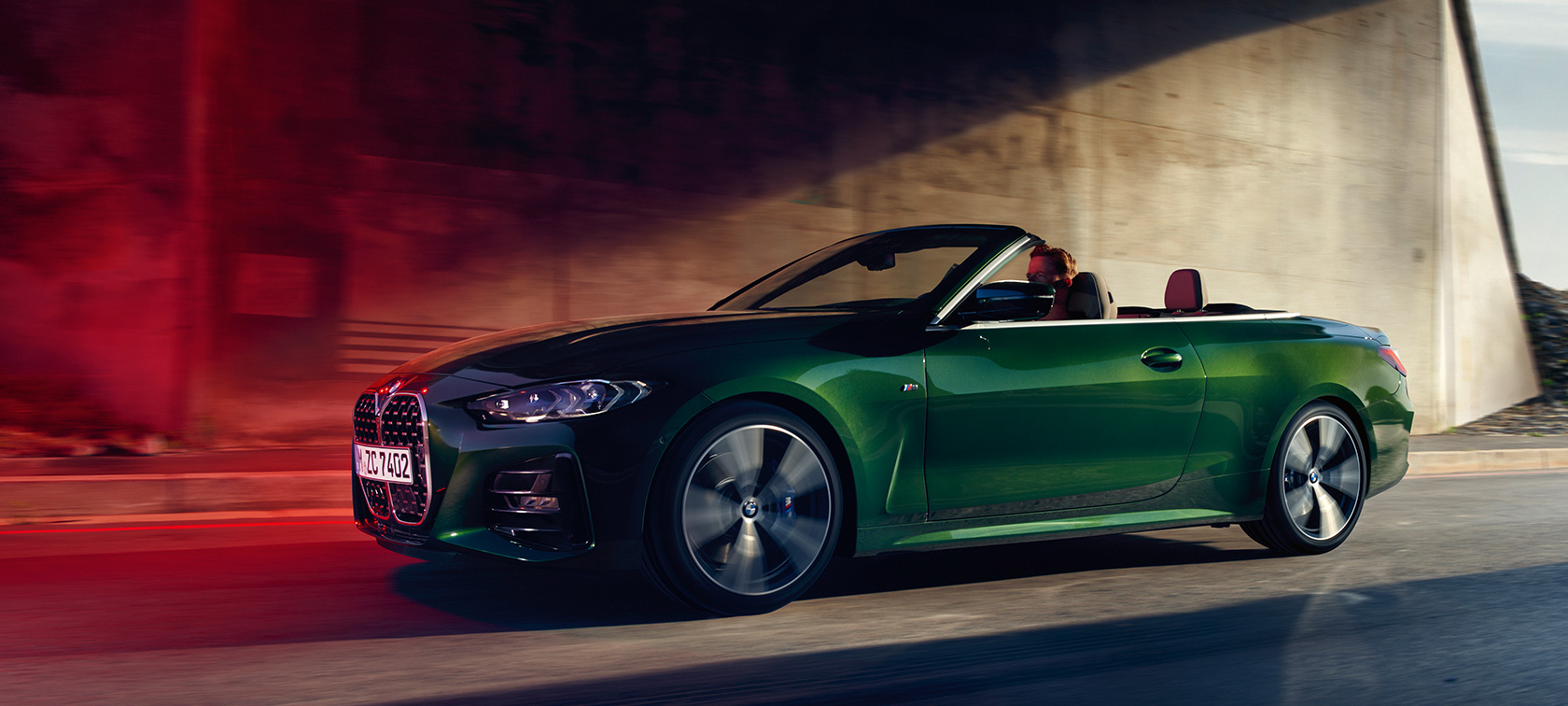Kolmen neljäsosan näkymä sivusta BMW 4-sarjan Cabrio G23 2020 ajamassa BMW 4-sarjan Cabrio G23 2020 metalliväri Sanremo Green kolmen neljäsosan näkymä sivusta ajamassa
