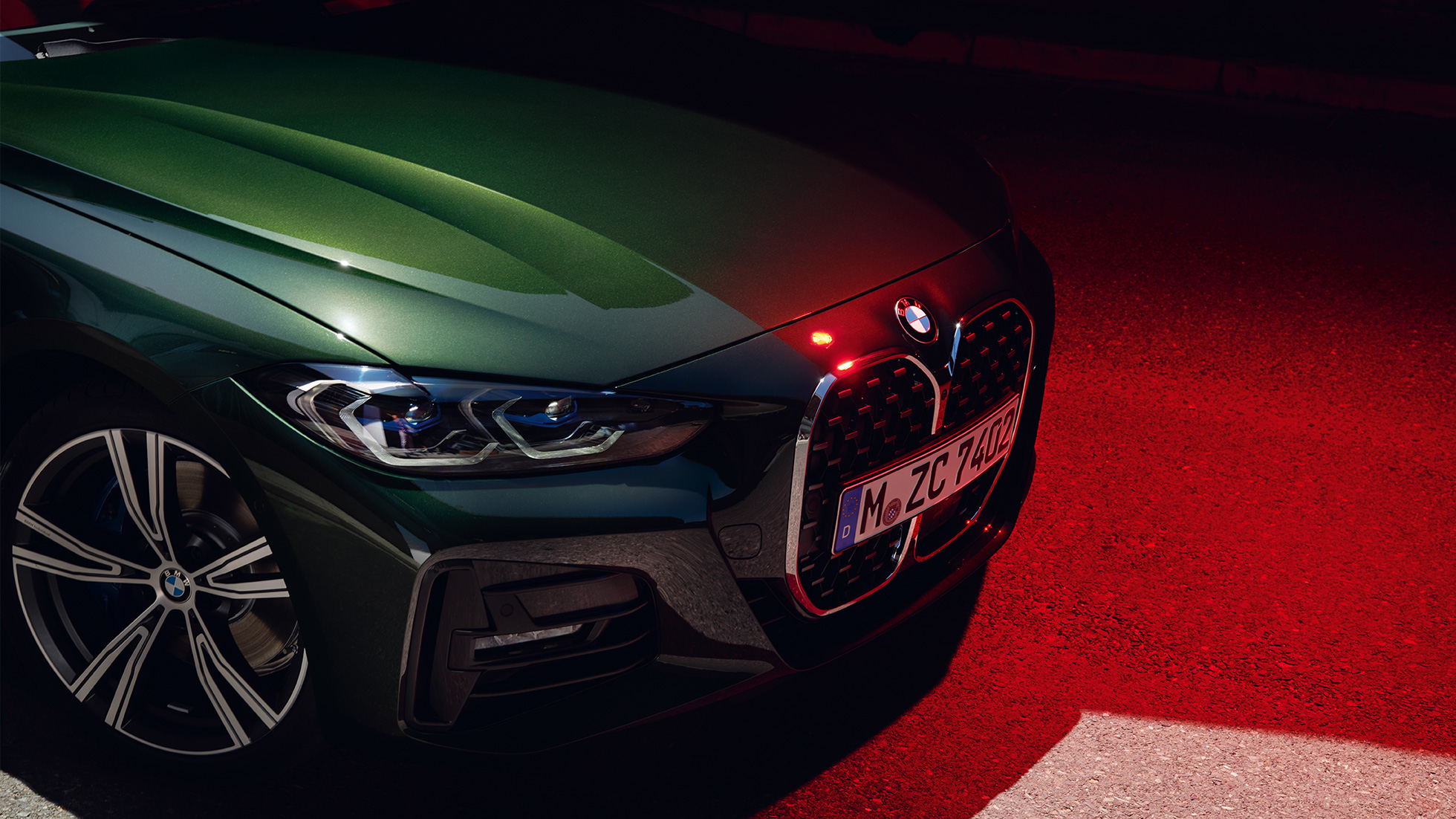 Näkymä keulasta kaksiosainen jäähdyttimensäleikkö BMW 4-sarjan Cabrio G23 2020 BMW 4-sarjan Cabrio G23 2020 metalliväri Sanremo Green näkymä edestä pysähtyneenä lähikuva kaksiosainen jäähdyttimensäleikkö