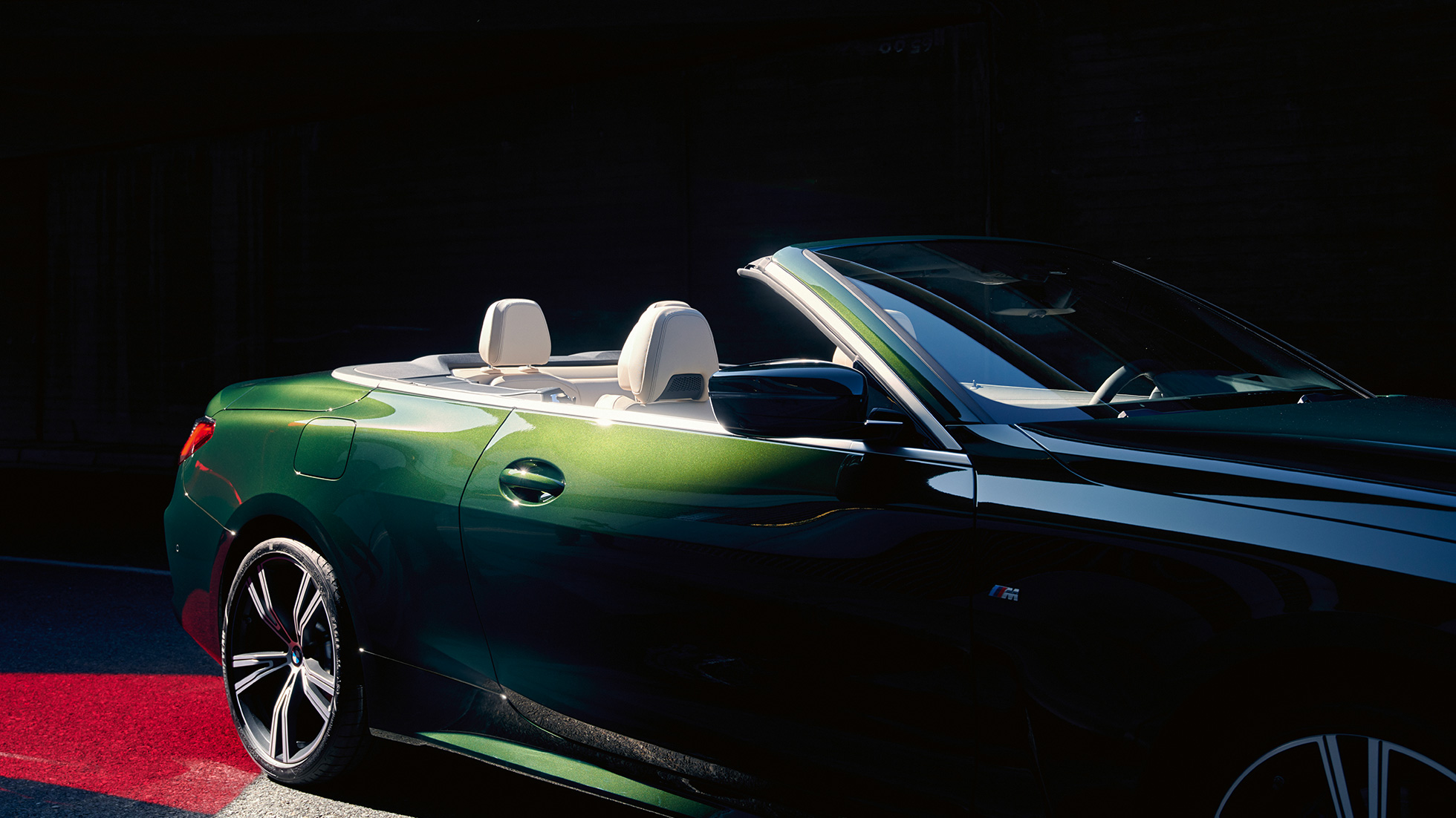 Kolmen neljäsosan näkymä edestä BMW 4-sarjan Cabrio G23 2020 ajamassa BMW 4-sarjan Cabrio G23 2020 metalliväri Sanremo Green kolmen neljäsosan näkymä edestä ajamassa