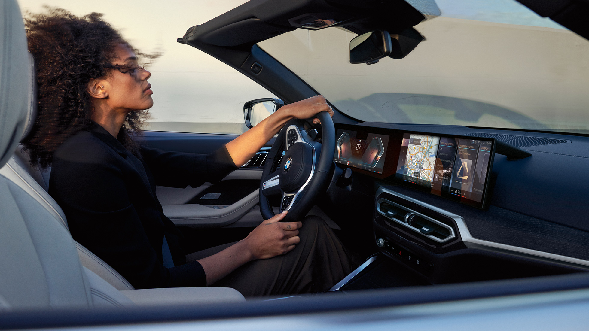 Ohjaamo BMW 4-sarjan Cabrio G23 BMW 4-sarjan Cabrio G23 2020 sisätila ja ohjauspyörä, kojelauta ja monitoiminäyttö