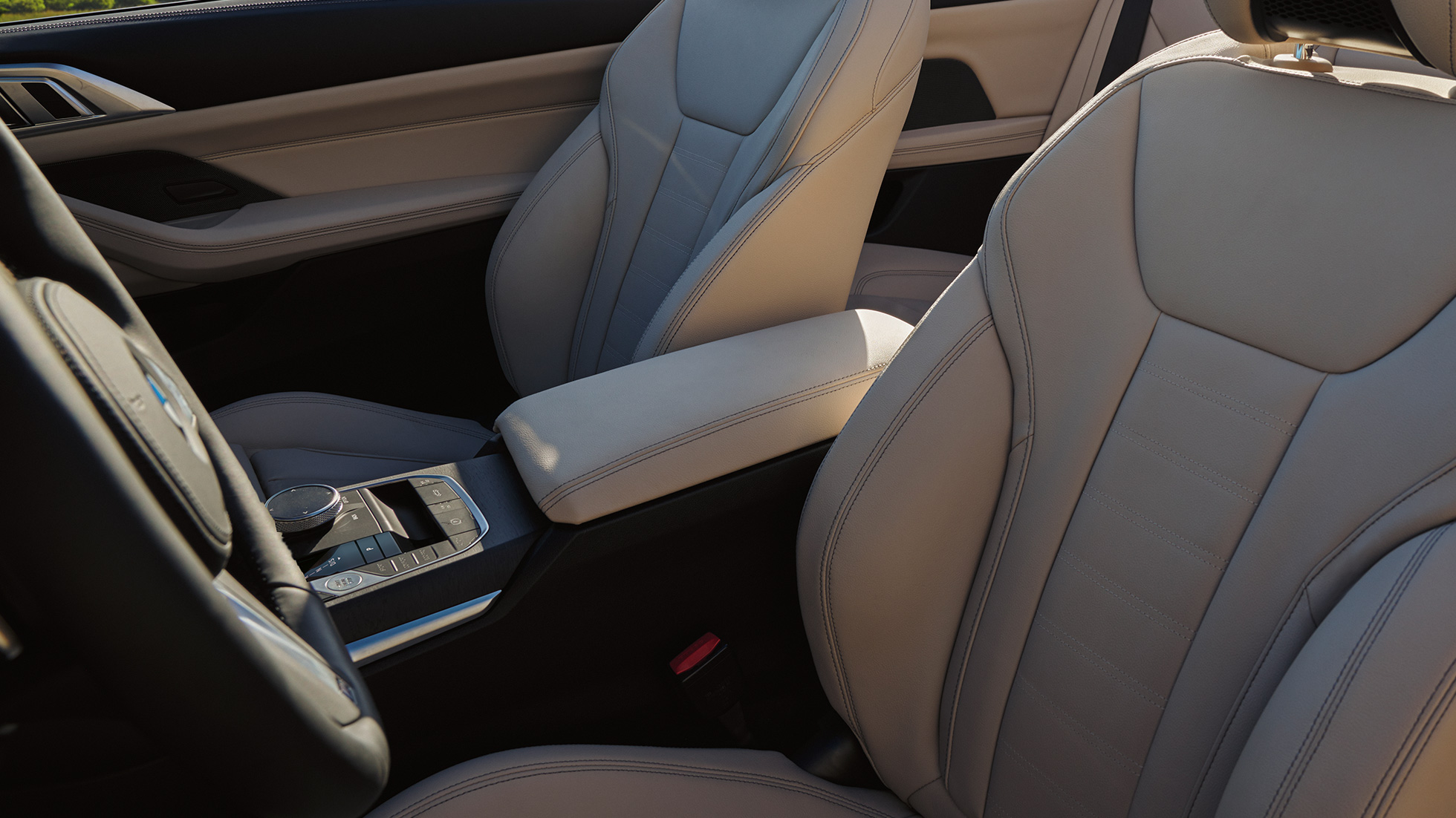 Keskikonsoli ja istuimet BMW 4-sarjan Cabrio G23 BMW 4-sarjan Cabrio G23 2020 metalliväri Sanremo Green sisätila keskikonsoli ja istuimet