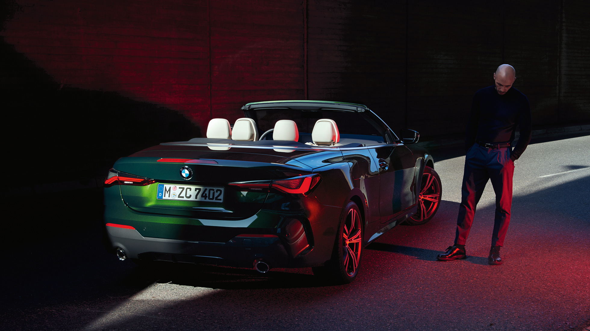 Kolmen neljäsosan näkymä perästä ja takavalot BMW 4-sarjan Cabrio G23 2020 BMW 4-sarjan Cabrio G23 2020 metalliväri Sanremo Green kolmen neljäsosan näkymä perästä ja takavalot