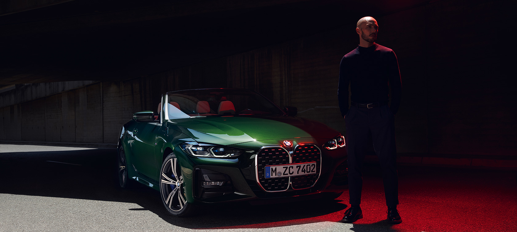Näkymä keulasta, BMW 4-SARJAN Cabrio G23 2020 BMW 4-SARJAN Cabrio G23 2020 metalliväri Sanremo Green näkymä edestä ja malli