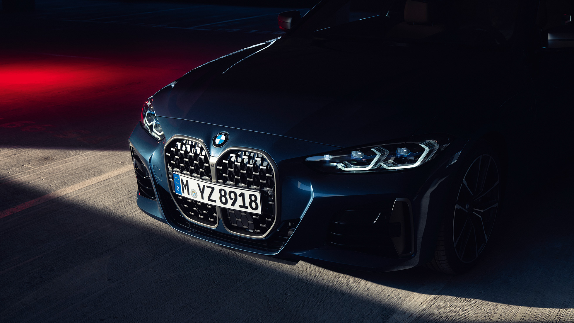Näkymä keulan kaksiosaisesta jäähdyttimensäleiköstä, BMW 4-sarjan Coupé G22 2020 BMW 4-sarjan Coupé G22 2020, metalliväri Arctic Race Blue, lähinäkymä keulan kaksiosaisesta jäähdyttimensäleiköstä