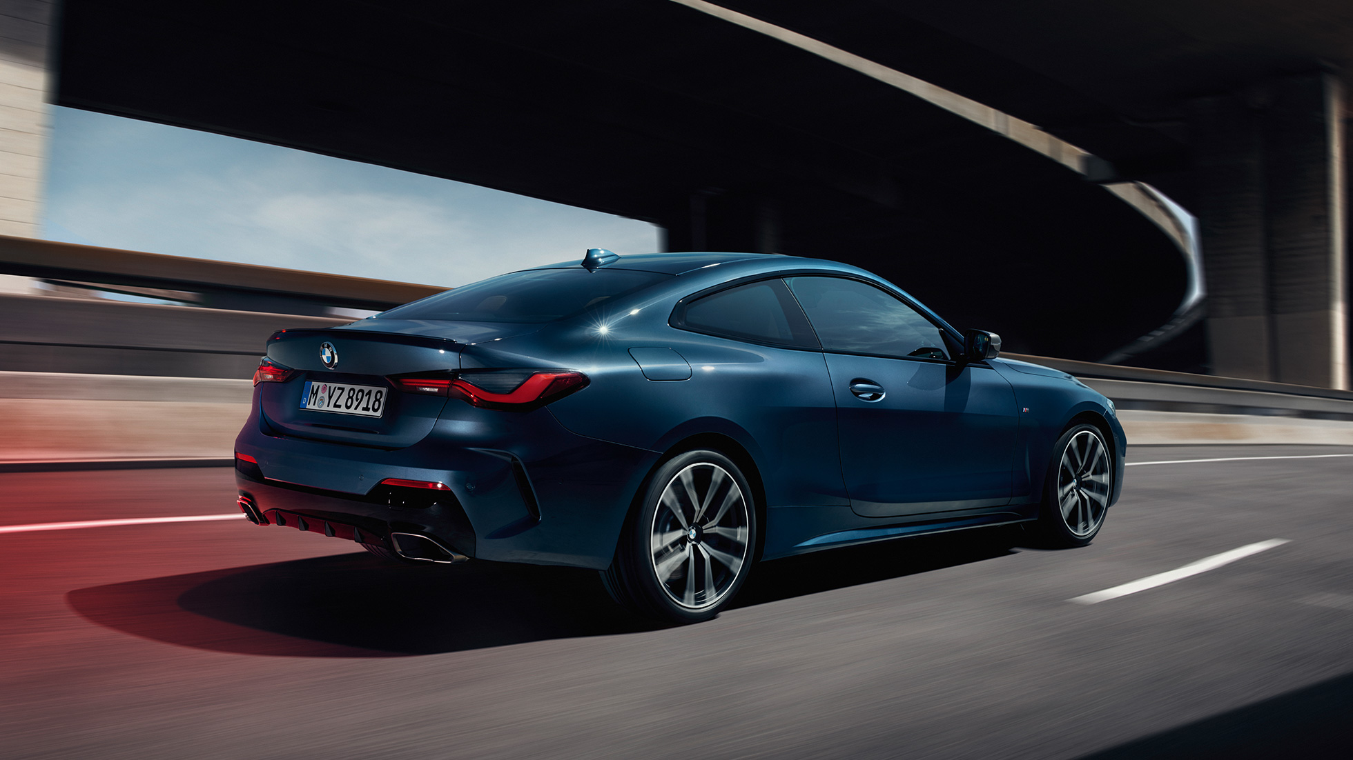 Kolmen neljäsosan sivunäkymä, BMW 4-sarjan Coupé G22 2020 BMW 4-sarjan Coupé G22 2020, metalliväri Arctic Race Blue, kolmen neljäsosan näkymä liikkeellä olevan auton sivulta