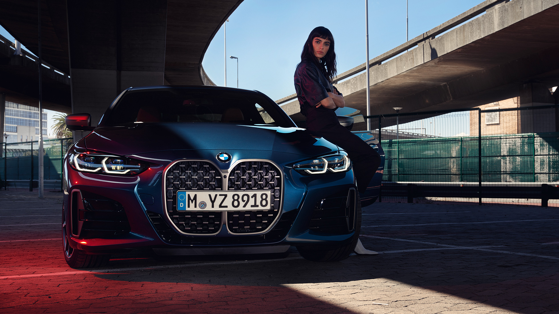 Näkymä keulan kaksiosaisesta jäähdyttimensäleiköstä ja ajovaloista, BMW 4-sarjan Coupé G22 2020 BMW 4-sarjan Coupé G22 2020, metalliväri Arctic Race Blue, näkymä keulasta, kuvassa kaksiosainen jäähdyttimensäleikkö, ajovalot ja malli