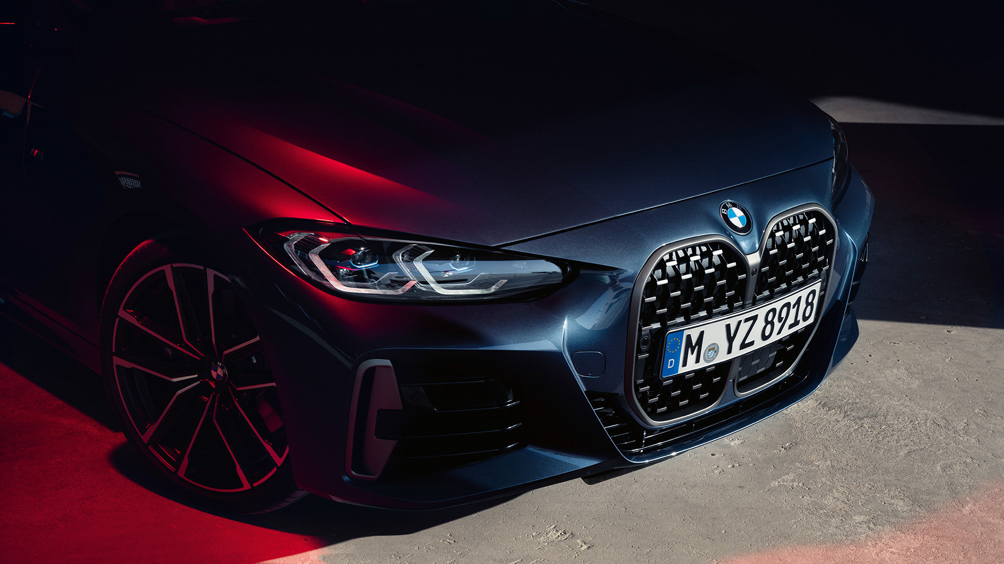 Kolmen neljäsosan näkymä keulasta, kaksiosaisesta BMW-jäähdyttimensäleikkö, BMW 4-sarjan Coupé G22 2020 BMW 4-sarjan Coupé G22 2020, metalliväri Arctic Race Blue, kolmen neljäsosan näkymä keulasta, kaksiosainen BMW-jäähdyttimensäleikkö