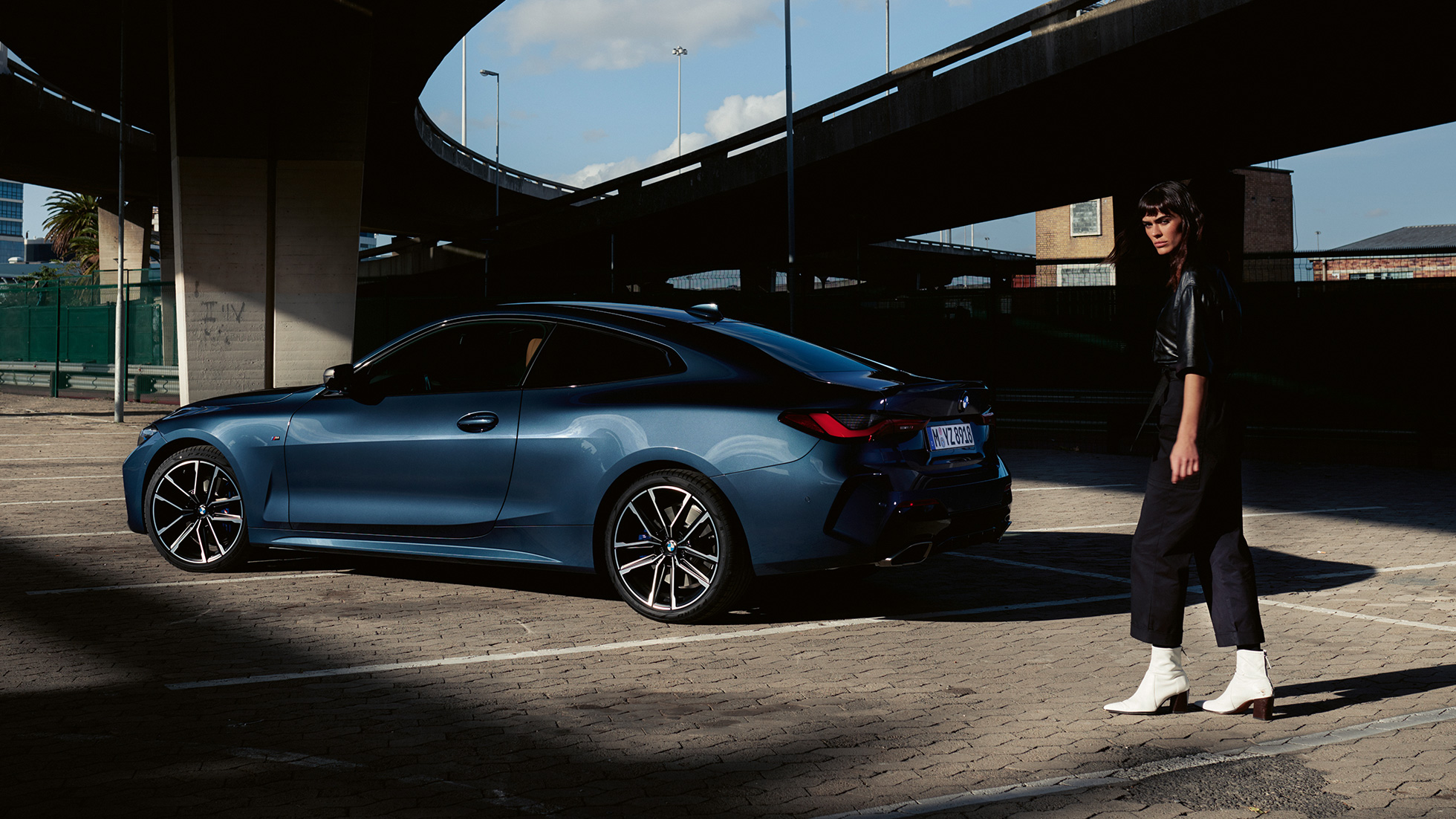 Sivunäkymä, kattolinja, BMW 4-sarjan Coupé G22 2020 BMW 4-sarjan Coupé G22 2020, metalliväri Arctic Race Blue, sivunäkymä, kattolinja
