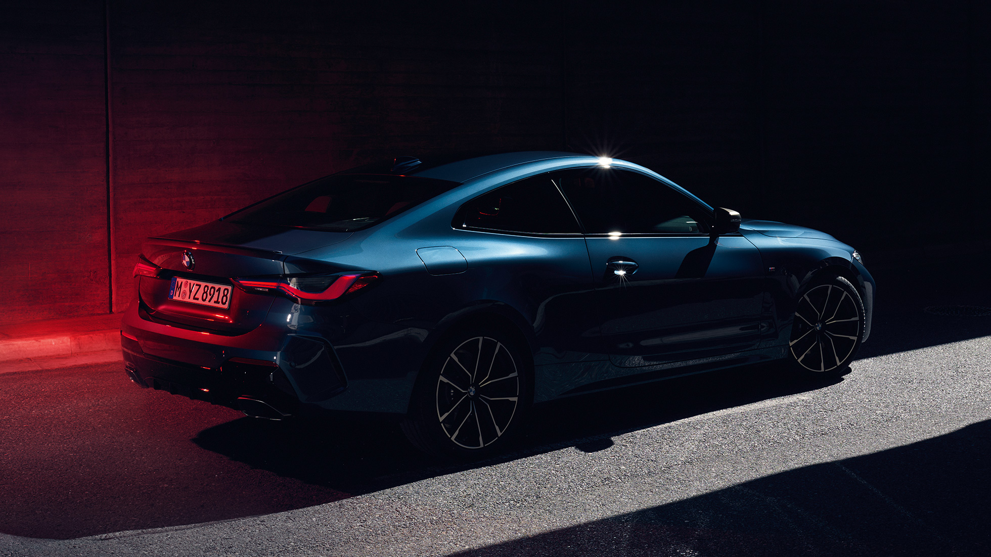 Kolmen neljäsosan näkymä perästä, hartiaosa, jossa Hofmeister kink, BMW 4-sarjan Coupé G22 BMW 4-sarjan Coupé G22 2020, metalliväri Arctic Race Blue, kuvassa kolmen neljäsosan näkymä perästä, hartiaosa, jossa Hofmeister kink