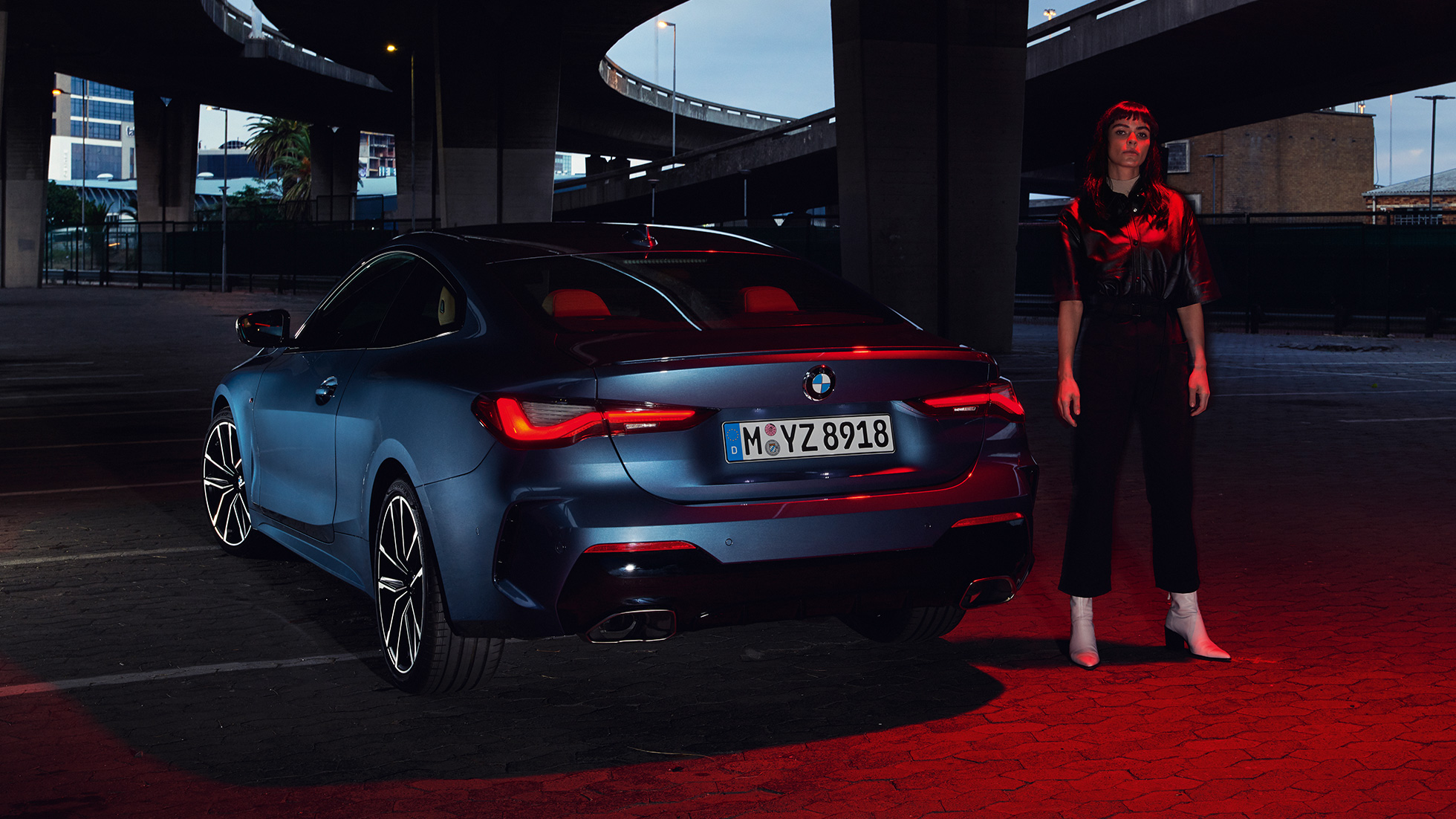 Näkymä perästä, takavalot, BMW 4-sarjan Coupé G22 BMW 4-sarjan Coupé G22 2020, metalliväri Arctic Race Blue, näkymä perästä, takavalot
