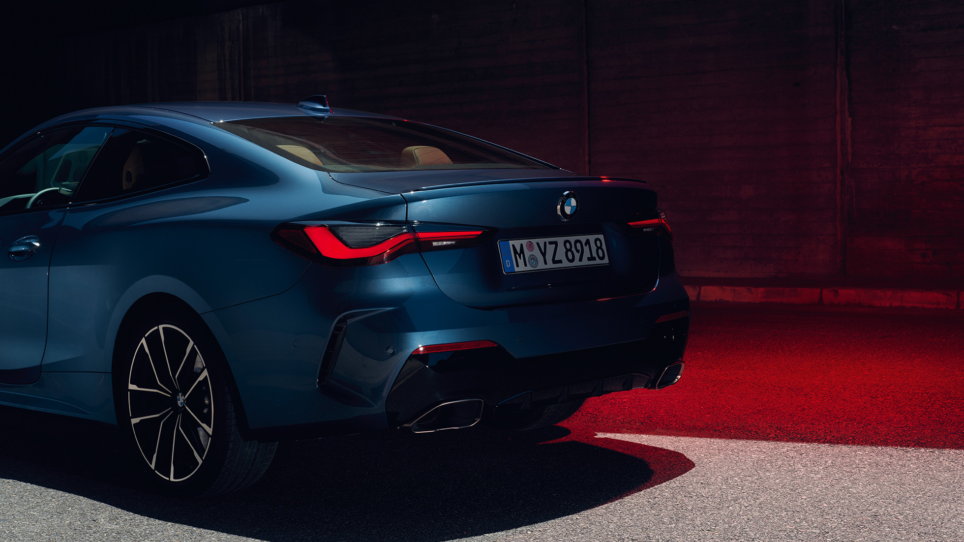 Kolmen neljäsosan näkymä perästä, kaksoispakoputkenpäät, BMW 4-sarjan Coupé G22 2020 BMW 4-sarjan Coupé G22 2020, metalliväri Arctic Race Blue, kolmen neljäsosan näkymä perästä, kaksoispakoputkenpäät
