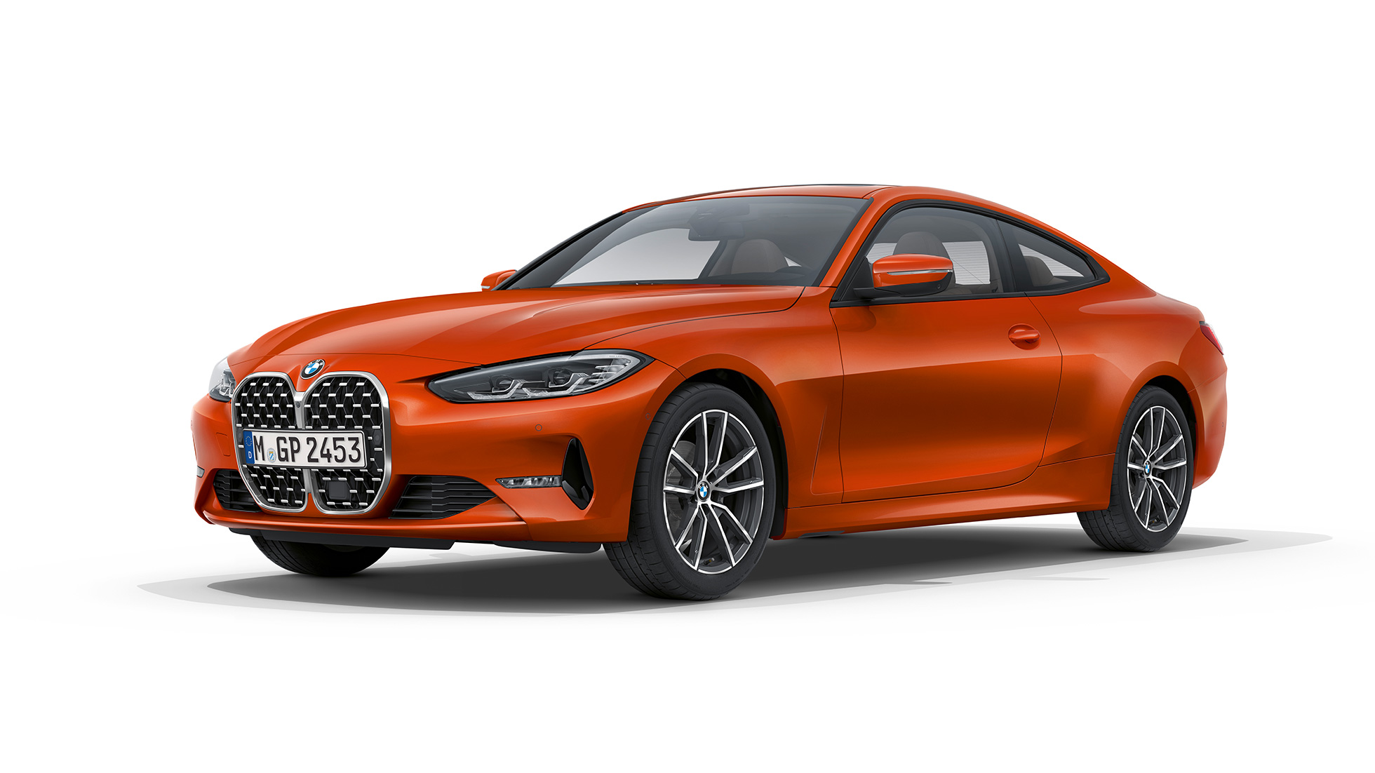 Kolmen neljäsosan näkymä keulasta, BMW 4-sarjan Coupé perusvarustelu G22 2020, kolmen neljäsosan näkymä perästä BMW 4-sarjan Coupé G22 2020 perusvarustelu metalliväri Sunset Orange, kolmen neljäsosan näkymä keulasta