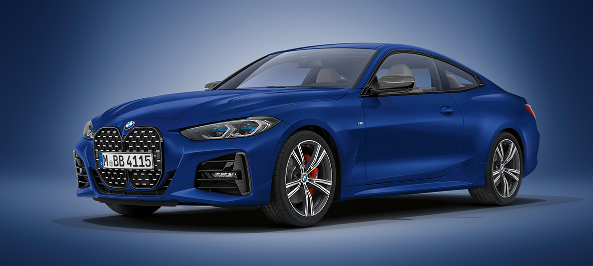 BMW Individual -metalliväri Frozen Portimao Blue, BMW 4-sarjan Coupé G22 2020 BMW 4-sarjan Coupé Individual metalliväri Frozen Portimao Blue G22 2020, kolmen neljäsosan näkymä pysähtyneenä olevan auton keulasta
