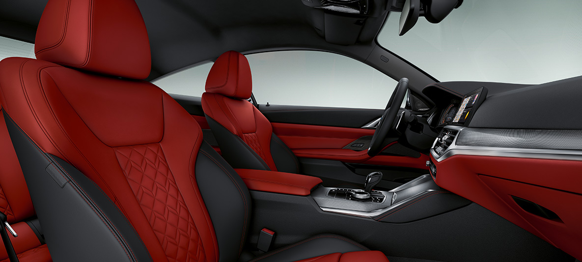 Nahkaverhoilu Merino, värinä Fiona Red / Musta, BMW 4-sarjan Coupé Individual 2020 G22, sisätila Laajennettu BMW Individual -nahkaverhoilu Merino, värinä Fiona Red / Musta, BMW 4-sarjan Coupé Individual G22 2020, sisätilan ohjaamo