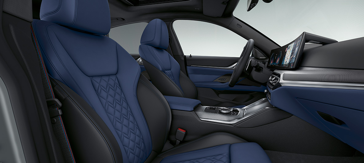 Nahkaverhoilu Merino, värinä Fjord Blue / Musta, BMW 4-sarjan Coupé G26 2021 sisätila Laajennettu BMW Individual -nahkaverhoilu Merino, värinä Fjord Blue / Musta B BMW 4-sarjan Coupé G26 2021 sisätila ohjaamo