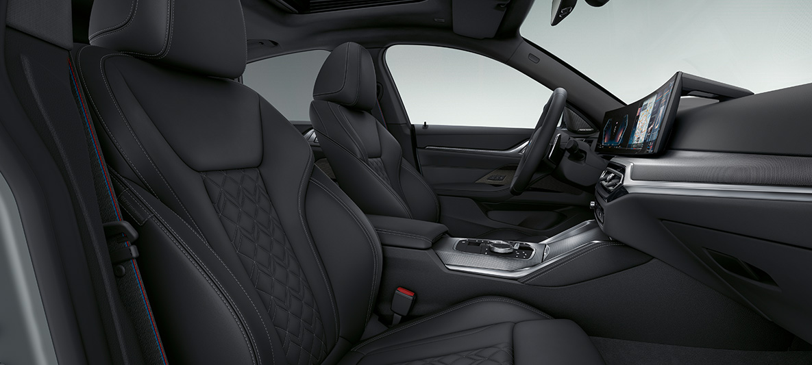 Nahkaverhoilu Merino, värinä musta, BMW 4-sarjan Coupé G26 2021 sisätila Laajennettu BMW Individual -nahkaverhoilu Merino, värinä musta, BMW 4-sarjan Coupé G26 2021 sisätila ohjaamo