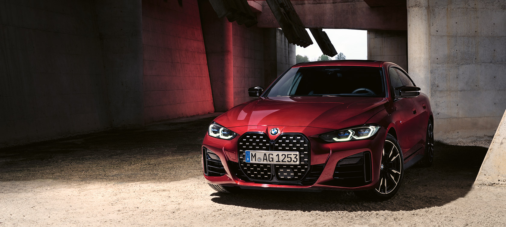 BMW 4-sarjan Gran Coupé G26 2021 BMW Individual -metalliväri Aventurine Red, 3/4-näkymä keulasta