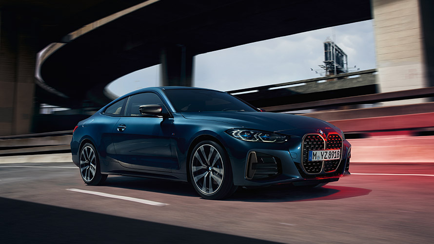 BMW 4-sarjan Coupé G22, kolmen neljäsosan sivukuva tiellä BMW 4-sarja, BMW 4-sarjan Coupé G22, toinen sukupolvi, kolmen neljäsosan sivukuva tiellä