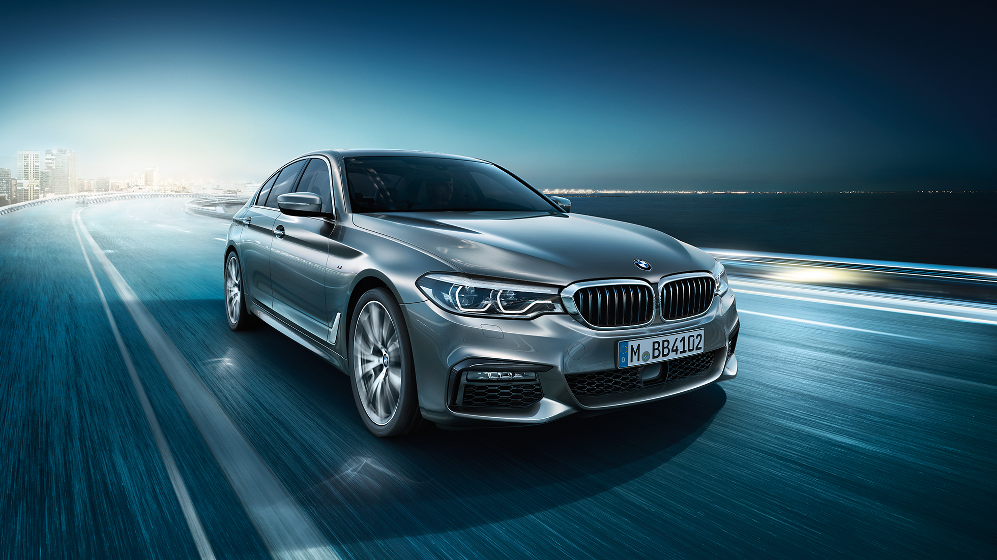 BMW 5-sarjan Sedanin muotoilu BMW 5-sarjan Sedan, 540i Sedan G30, metalliväri Bluestone, kolmen neljäsosan näkymä etuosasta