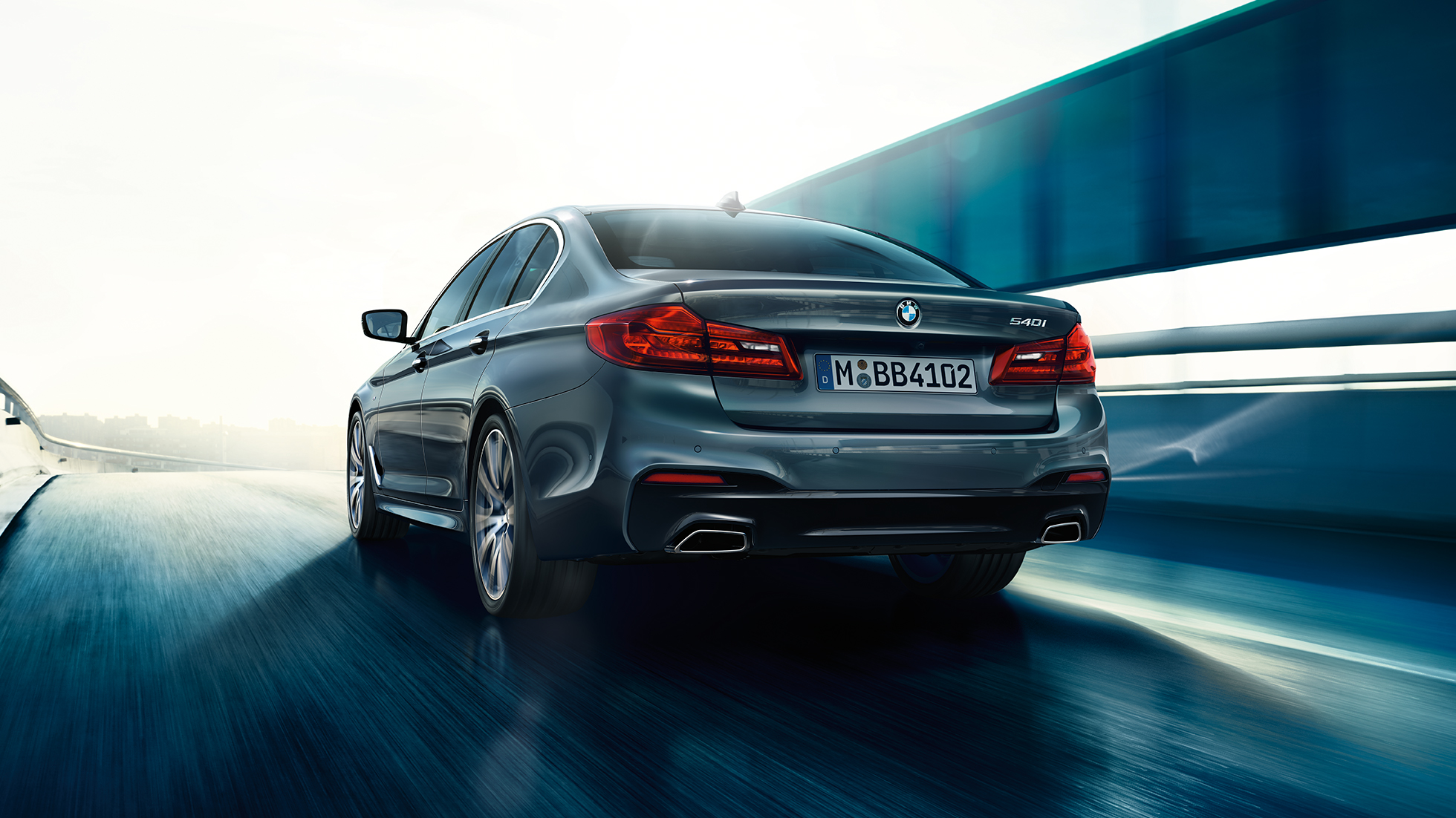 BMW 5-sarjan Sedanin takaosa BMW 5-sarja, Sedan 540i, Sedan G30, metalliväri Bluestone, sivunäkymä