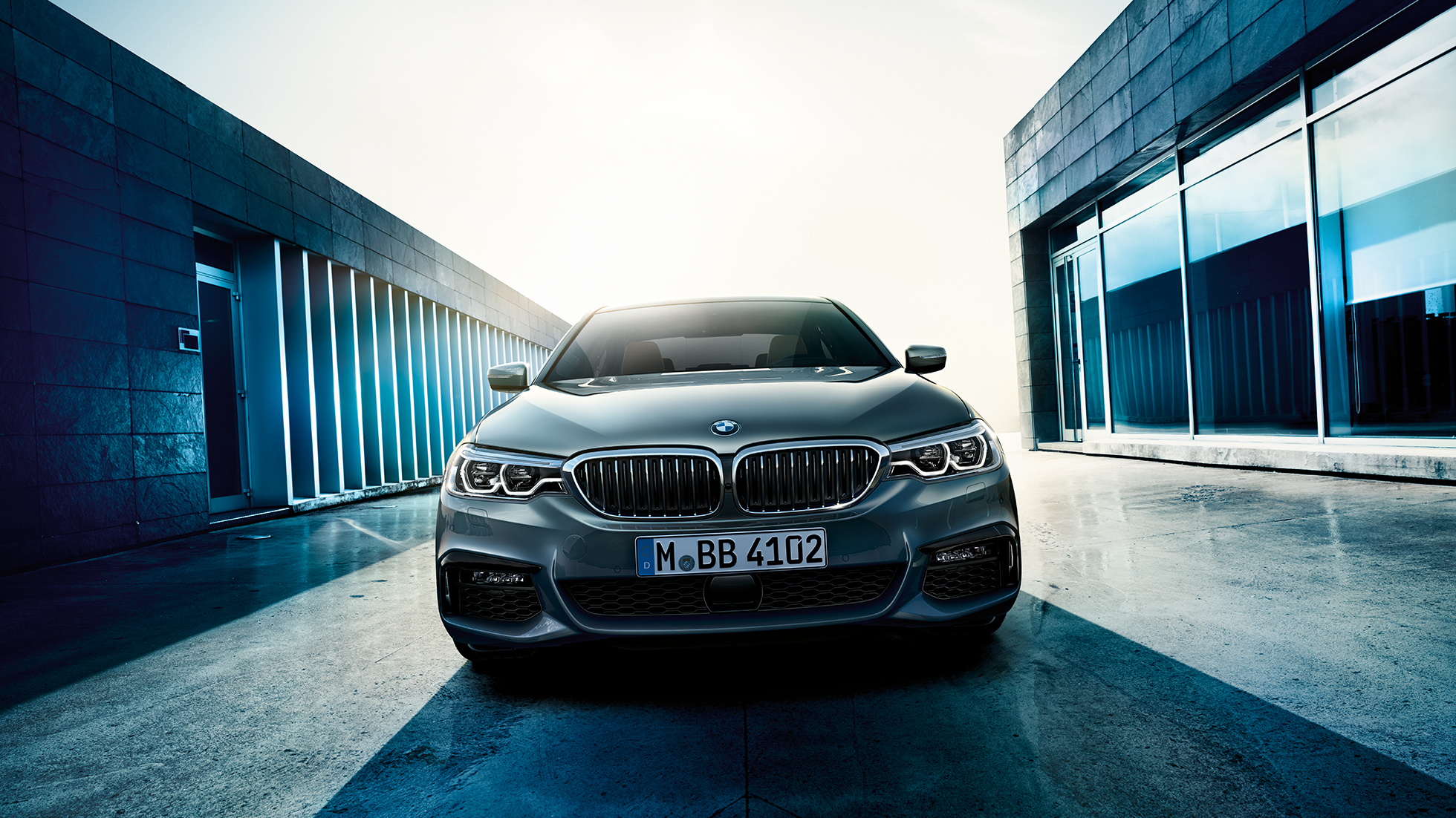BMW 5-sarjan Sedan ulkopuoli Ulkopuoli, BMW 5-sarjan Sedan, kohokohdat 540i, Sedan G30, metalliväri Bluestone, etunäkymä