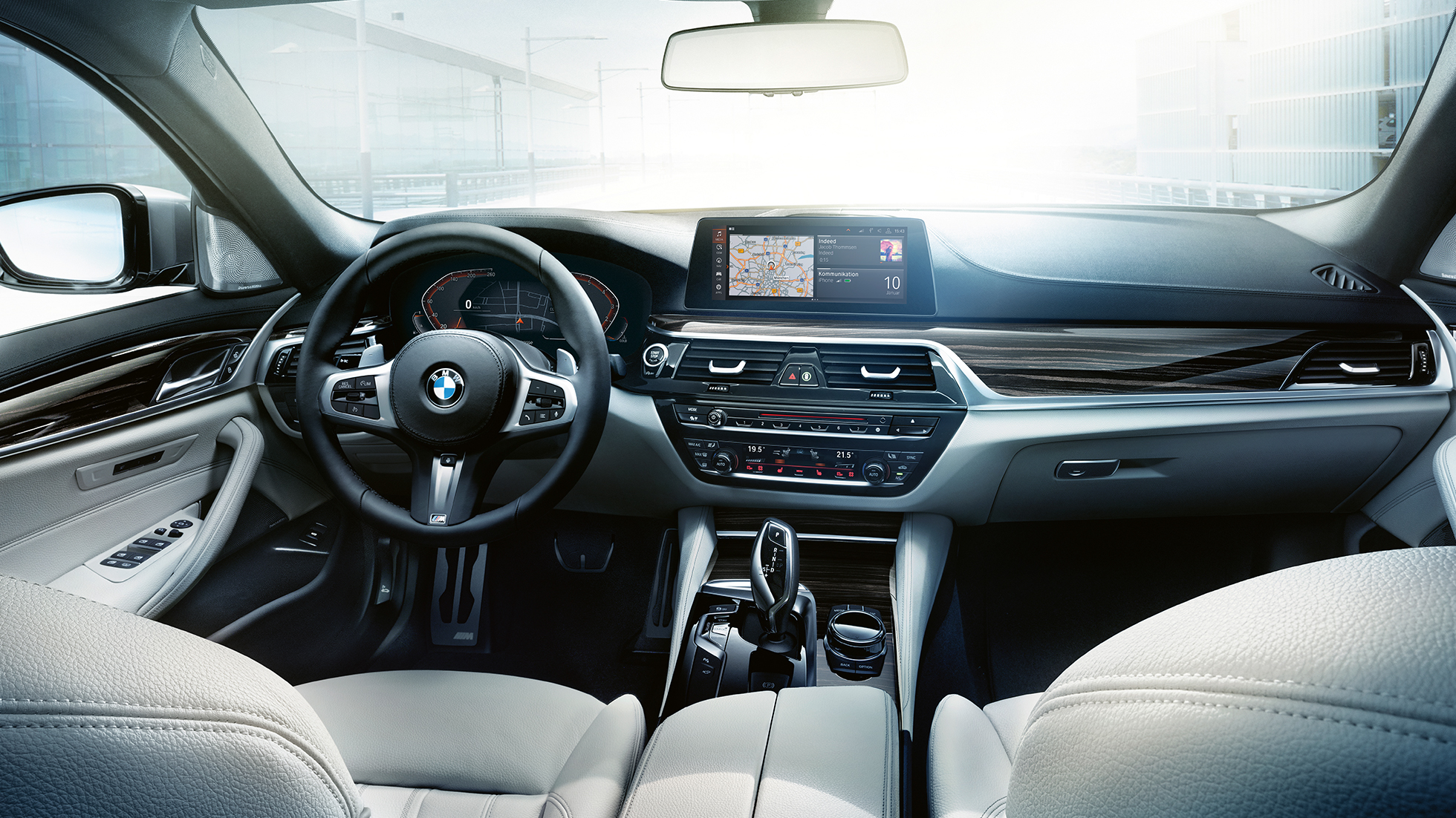 BMW 5-sarjan Sedanin ohjauspyörä Sisäpuoli, sisätilat, ohjauspyörä BMW 5-sarjan Sedan, kohokohdat 540i Sedan G30, metalliväri Bluestone, sisätila