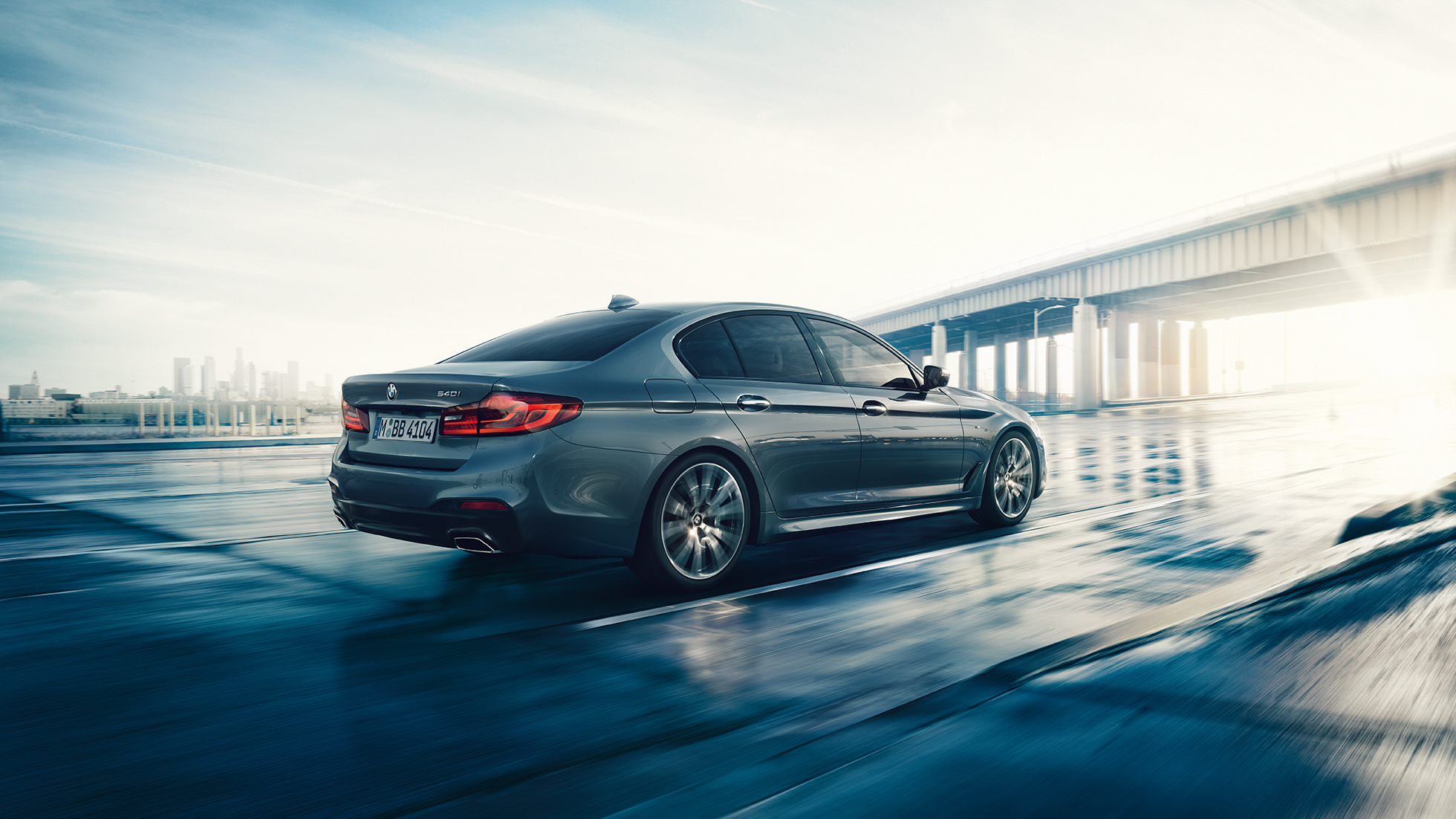 BMW 5-sarjan Sedanin takaosa Takaosa BMW 5-sarjan Sedan, kohokohdat 540i Sedan G30, metalliväri Bluestone, kolmen neljäsosan näkymä takaosasta
