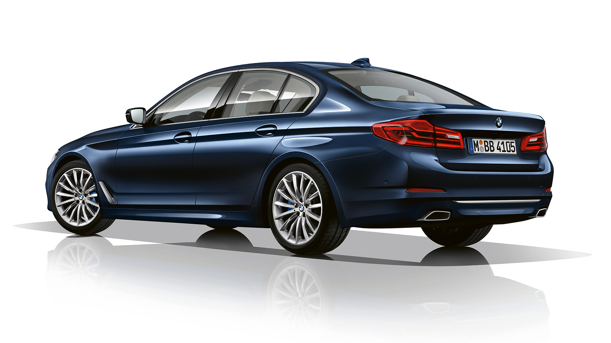 Business Luxury, kolmen neljäsosan näkymä BMW 5-sarjan Sedanin takaosasta Business Luxury, BMW 5-sarja, Sedan 540d, Sedan G30, metalliväri Imperial Blue helmiäisefekti, kolmen neljäsosan näkymä takaosasta