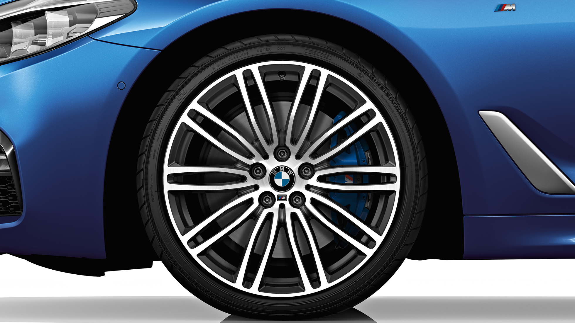 M Sport -paketti, BMW 5-sarjan Sedanin renkaat ja vanteet, Sedan 540i M Sport -paketti, BMW 5-sarja, Sedan 540i, Sedan G30, metalliväri Mediterranean Blue, renkaat ja vanteet