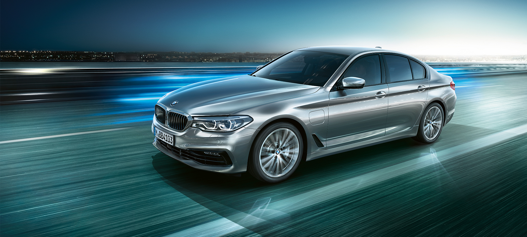 BMW 530e Sedan BMW 530e Sedan bmw 5-sarjan plug in hybrid Sedan metalliväri Glacier Silver kolmen neljäsosan näkymä edestä