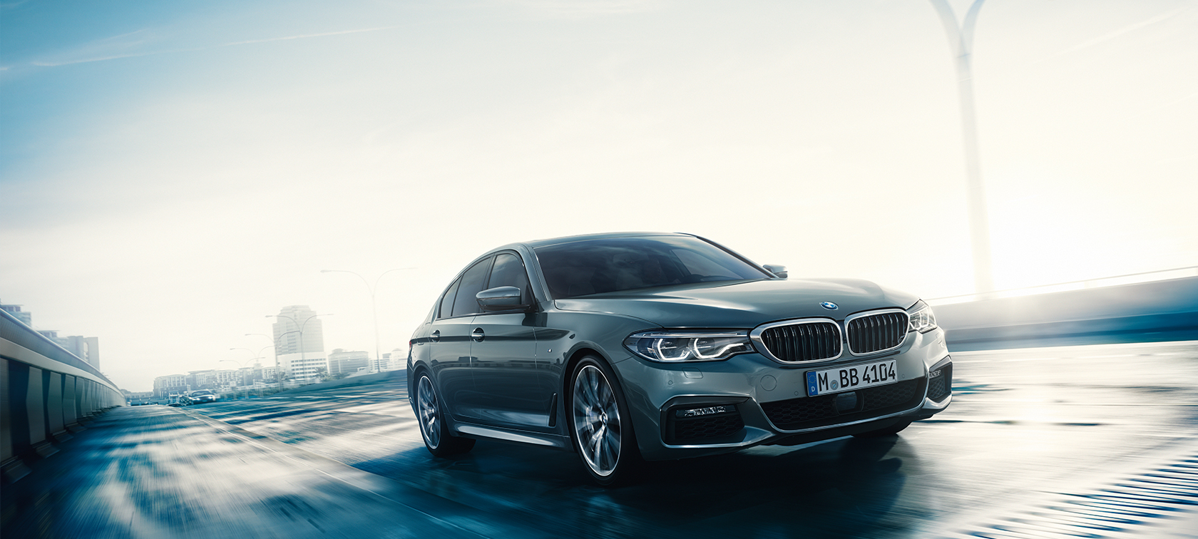 BMW 5-sarjan Sedan, mallit ja varusteet Mallit varusteet BMW 5-sarja, Sedan 540i, Sedan G30, metalliväri Bluestone, kolmen neljäsosan näkymä etuosasta