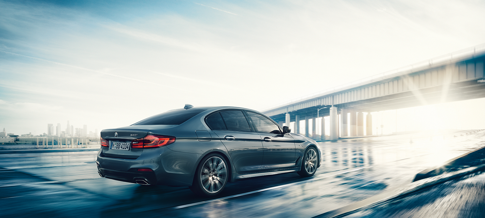 BMW 5-sarjan Sedan 540i Sedan BMW 5-sarjan Sedan, 540i Sedan G30, metalliväri Bluestone, kolmen neljäsosan näkymä takaosasta
