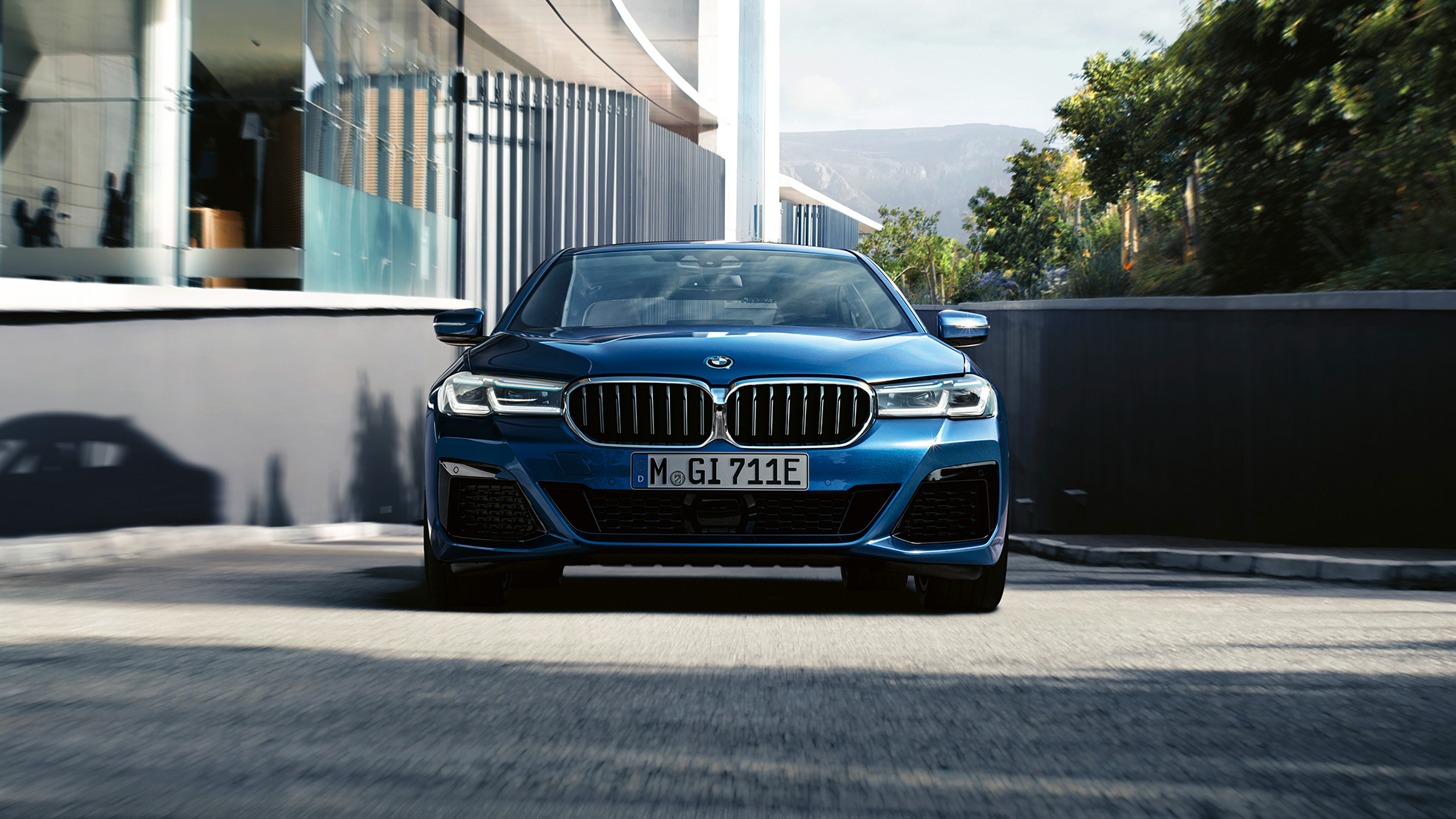 Kaksiosainen jäähdyttimensäleikkö etuhelma BMW 5-sarjan Sedan G30 Kaksiosainen jäähdyttimensäleikkö etuhelma BMW 5-sarjan Sedan G30 Facelift 2020 Phytonic Blue lähikuva edestä