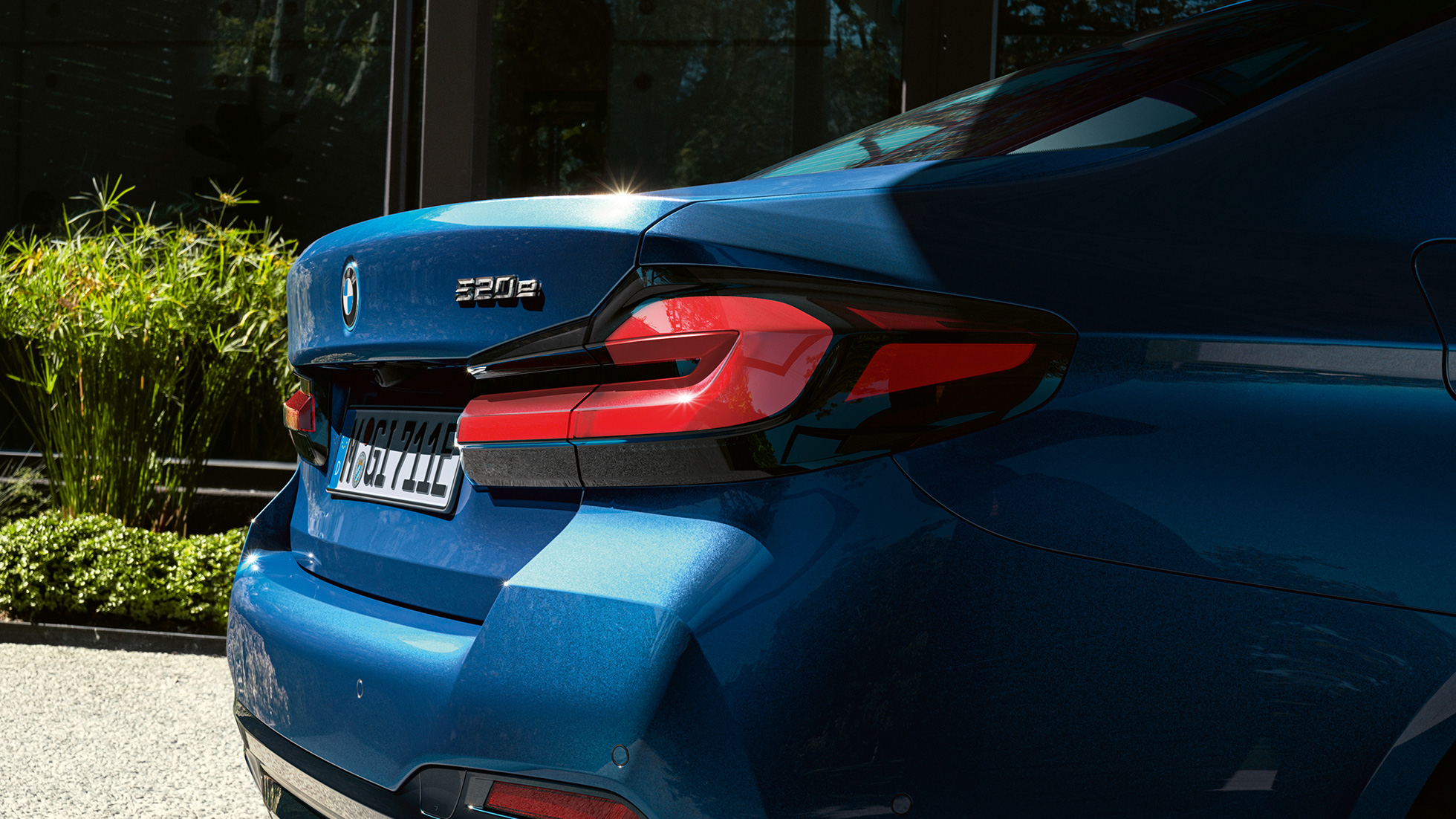 Takavalot 3D-muodossa BMW 5-sarjan Sedan G30 Takavalot 3D-muodossa BMW 5-sarjan Sedan G30 Facelift 2020 Phytonic Blue lähikuva perästä