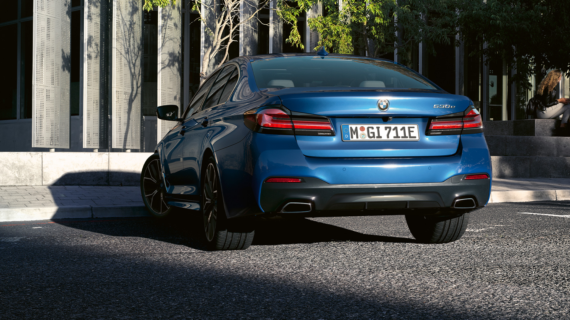 Takahelma BMW 5-sarjan Sedan G30 Vapaamuotoiset pakoputken päät BMW 5-sarjan Sedan G30 Facelift 2020 Phytonic Blue lähikuva perästä