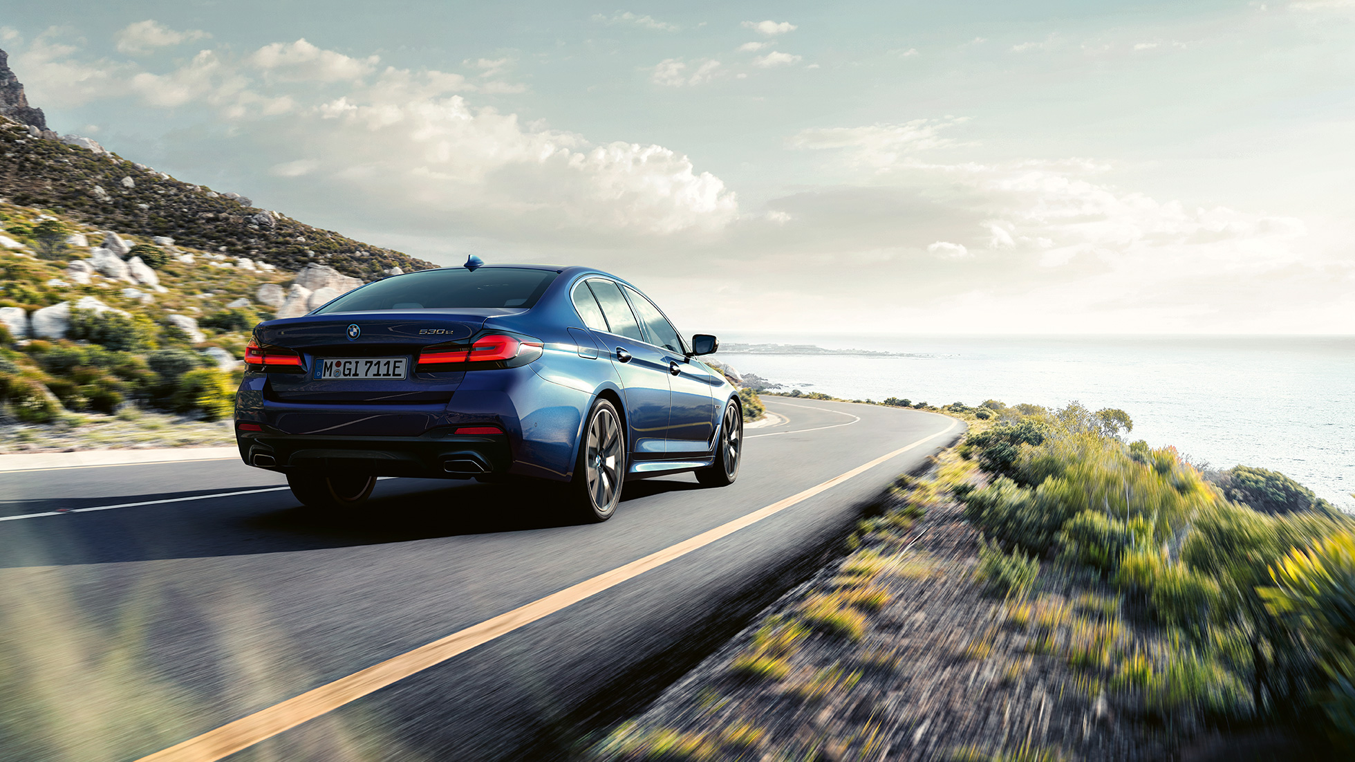 Ajodynamiikka BMW 5-sarjan Sedan G30 Ajodynamiikka BMW 5-sarjan Sedan G30 Phytonic Blue kolmen neljäsosan ajavan auton takaosasta