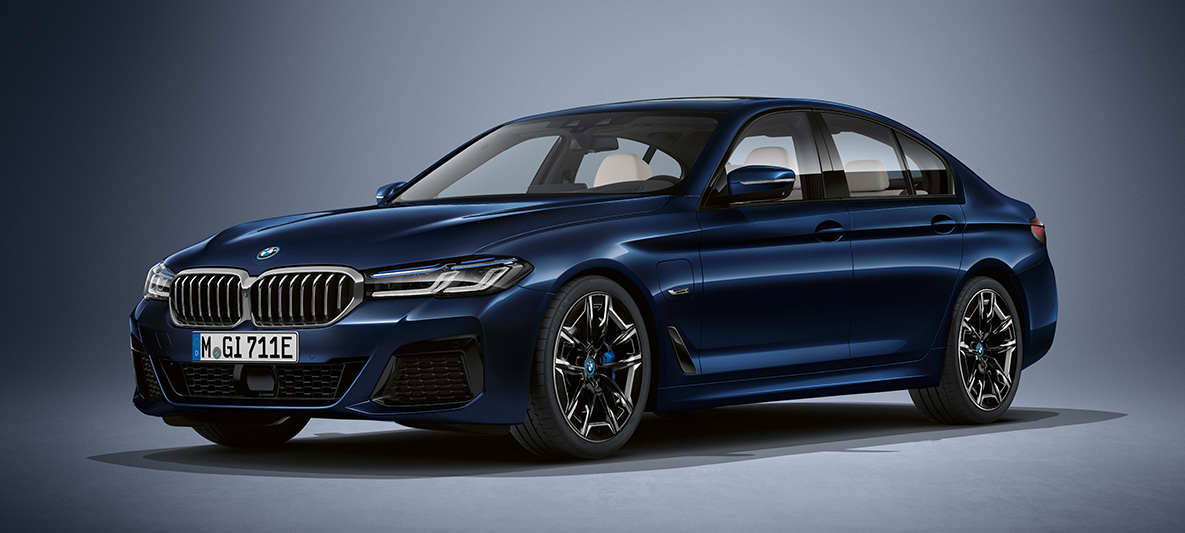 Individual-ulkoväri BMW 5-sarjan Sedan G30 BMW 5-sarjan Sedan Individual G30 Facelift 2020 kolmen neljäsosan näkymä pysähtyneen auton etuosasta