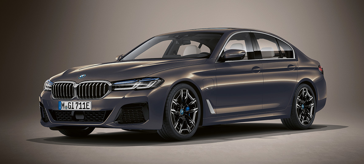 Individual-ulkoväri BMW 5-sarjan Sedan G30 BMW 5-sarjan Sedan Individual G30 Facelift 2020 kolmen neljäsosan näkymä pysähtyneen auton etuosasta