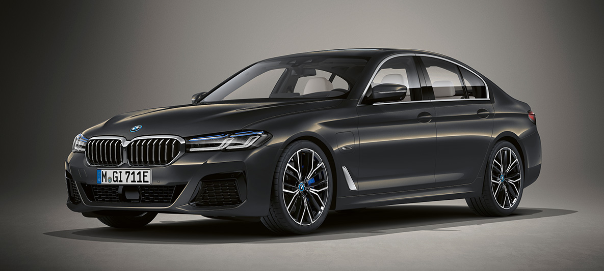 Individual maalaus BMW 5-sarjan Sedan G30 BMW 5-sarjan Sedan Individual G30 Facelift 2020 kolmen neljäsosan näkymä pysähtyneen auton etuosasta