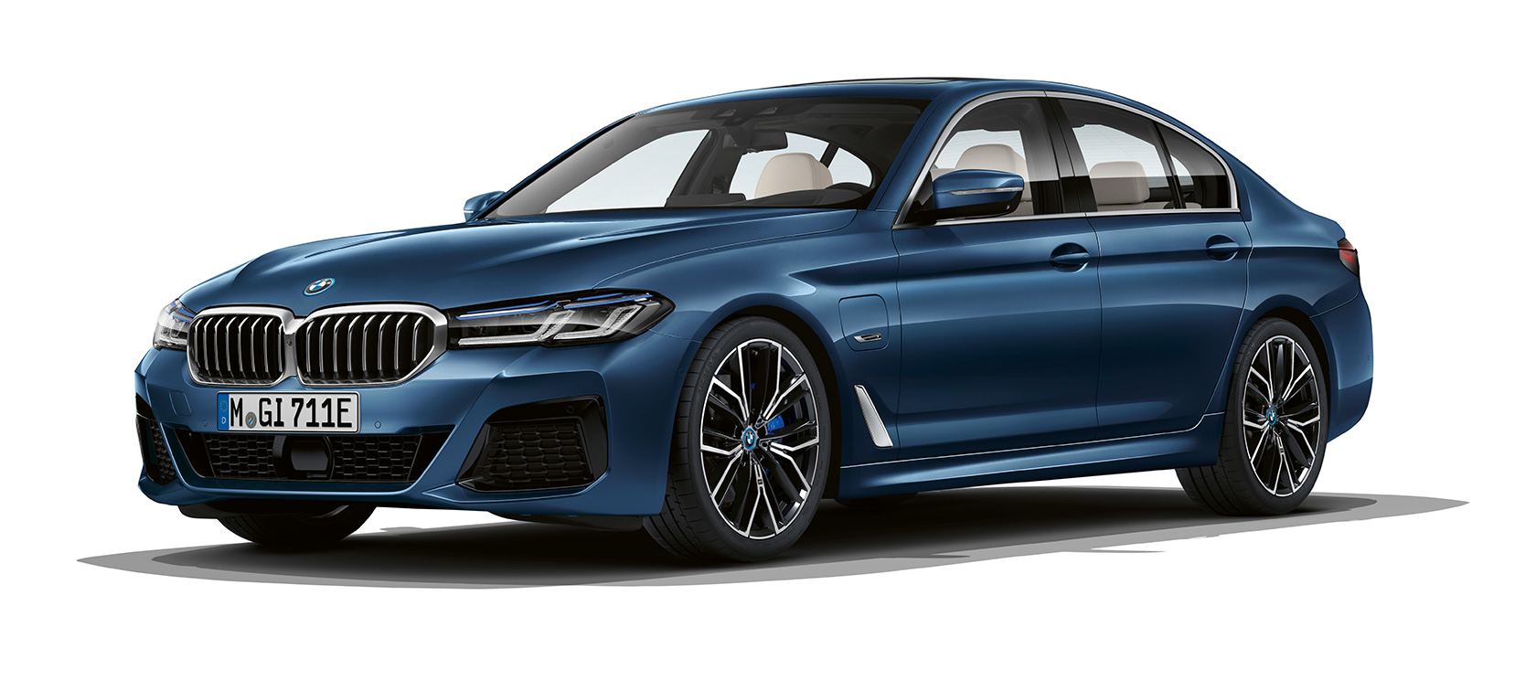 BMW 5-sarjan Sedan G30 pysähtyneenä BMW 5-sarjan Sedan G30 Facelift 2020 kolmen neljäsosan näkymä pysähtyneen auton etuosasta