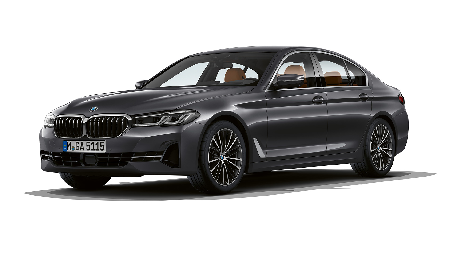 BMW 5-sarjan Sedan G30 perusmalli BMW 5-sarjan Sedan 540i G30 2020 perusvarustelu värissä Sophisto Grey, kolmen neljäsosan näkymä etuosasta