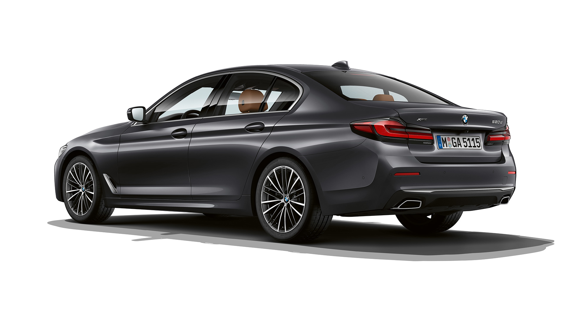 BMW 5-sarjan Sedan G30 perusvarustelu perä BMW 5-sarjan Sedan 540i G30 2020 perusvarustelu värissä Sophisto Grey, kolmen neljäsosan näkymä takaosasta