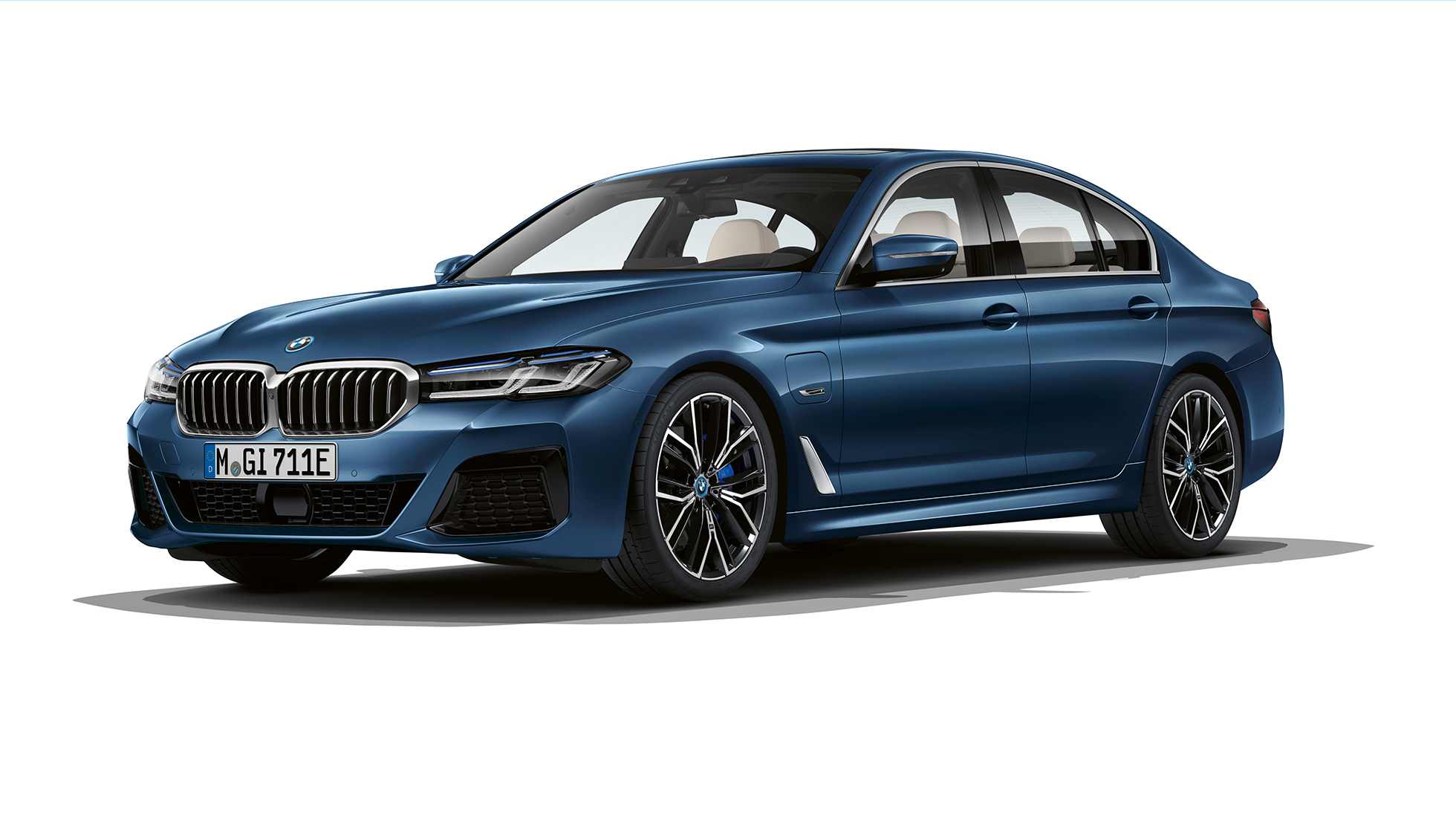 BMW 5-sarjan Sedan G30 plug-in hybridi M Sport -paketti etuosa BMW 5-sarjan Sedan 520d xDrive G30 2020 M Sport -paketti värissä Alpine White kolmen neljäsosan näkymä etuosasta
