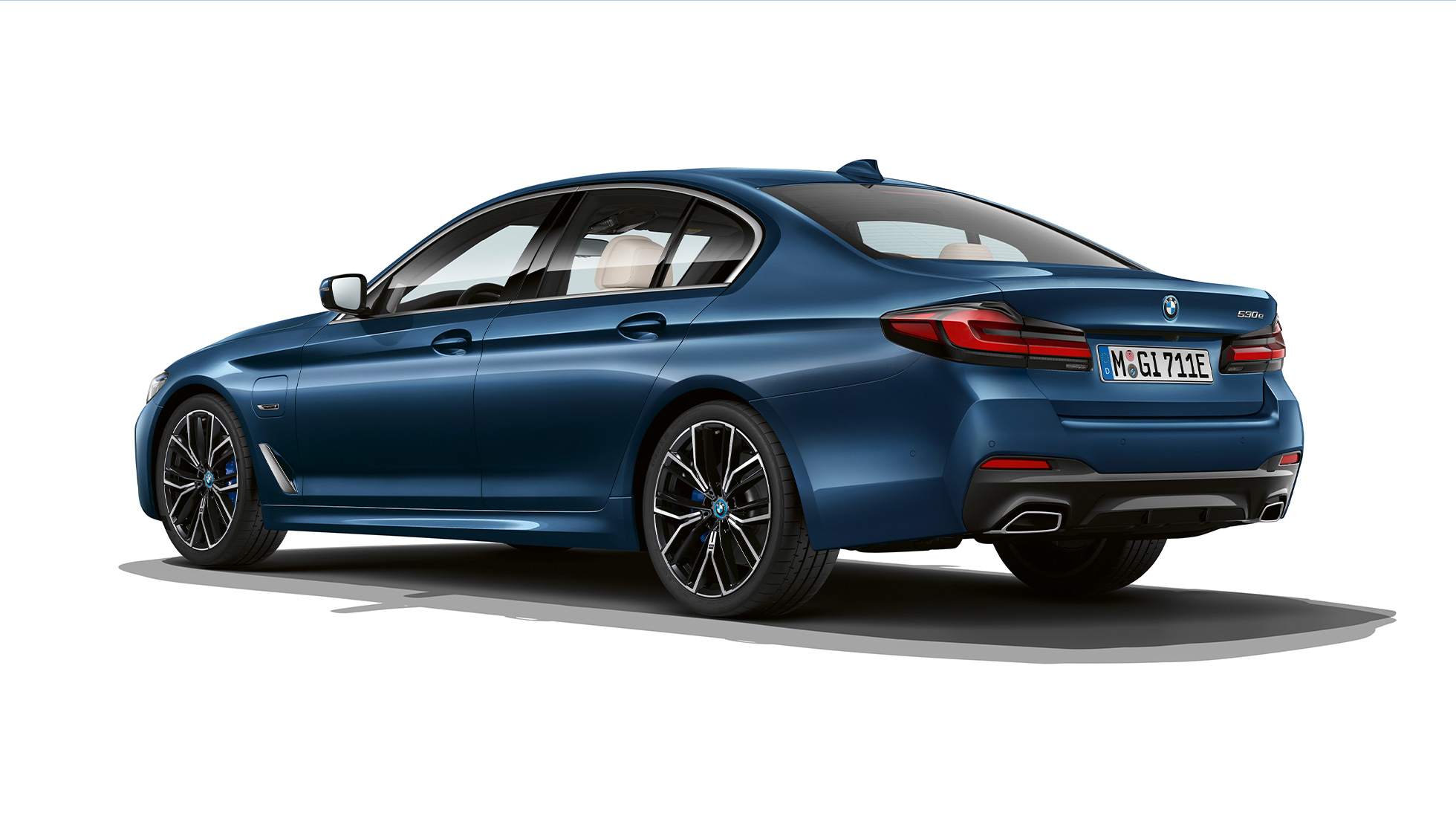 BMW 5-sarjan Sedan G30 plug-in hybridi M Sport -paketti takaosa BMW 5-sarjan Sedan 520d xDrive G30 2020 M Sport -paketti värissä Alpine White kolmen neljäsosan näkymä takaosasta