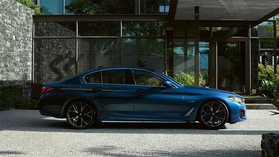 Ulkopuoli BMW 5-sarjan Sedan G30 BMW 5-sarjan Sedan G30 Facelift 2020 Phytonic Blue näkymä pysäköidyn auton sivulta