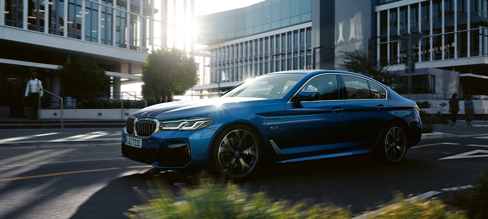 BMW 5-sarjan Sedan G30 Facelift 2020 Phytonic Blue kolmen neljäsosan ajavan auton etuosasta