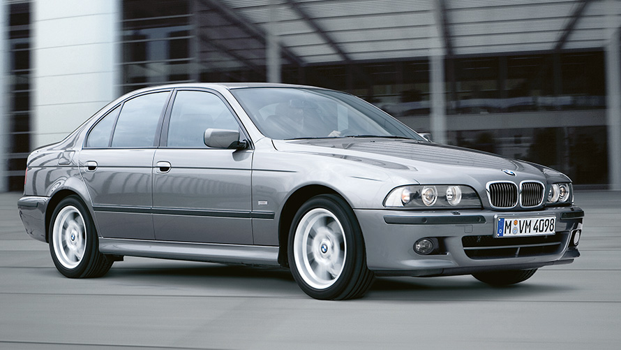 BMW 5-sarjan Sedan (E39), kolmen neljäsosan sivukuva pysähtyneenä olevasta autosta BMW 5-sarjan Sedan (E39), kolmen neljäsosan sivukuva pysähtyneenä olevasta autosta