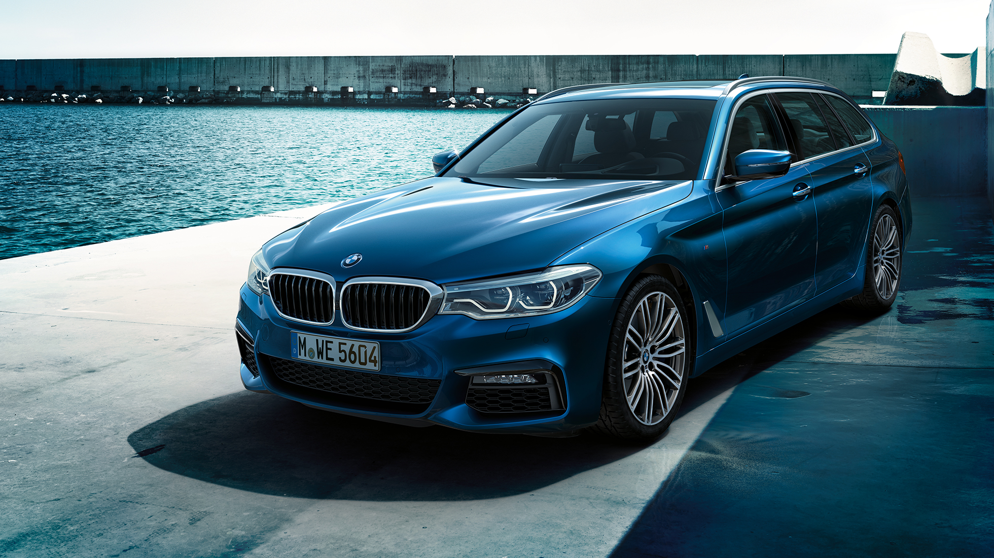 BMW 5-sarjan Touringin muotoilu BMW 5-sarjan Touring 530d xDrive Touring G31, metalliväri Mediterranean Blue, kolmen neljäsosan näkymä etuosasta