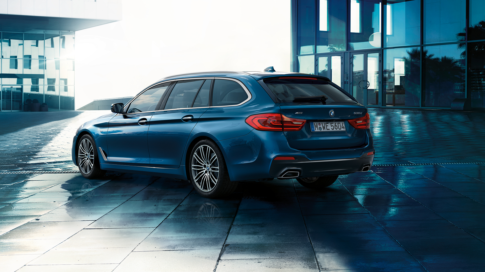 BMW 5-sarjan Touringin ulkopuoli Ulkopuoli BMW 5-sarjan Touring kohokohdat, 530d xDrive Touring G31, metalliväri Mediterranean Blue, kolmen neljäsosan näkymä takaosasta
